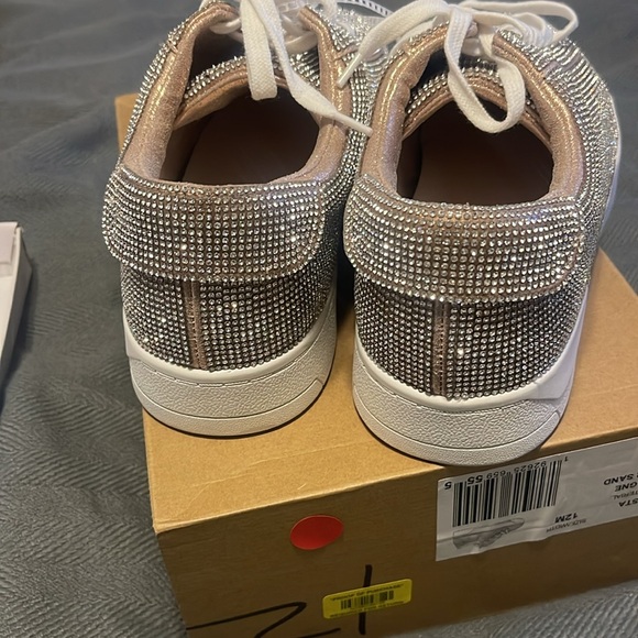 Bling bling Jessica Simpson, tennis shoes - Picture 2 of 4